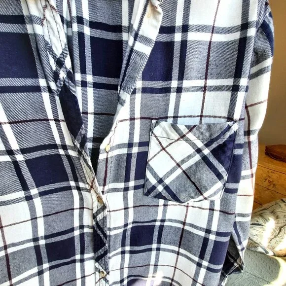 100% cotton Wilfred Free (Aritzia) Plaid Button-Up Shirt, Oversized for XS - Picture 3 of 6